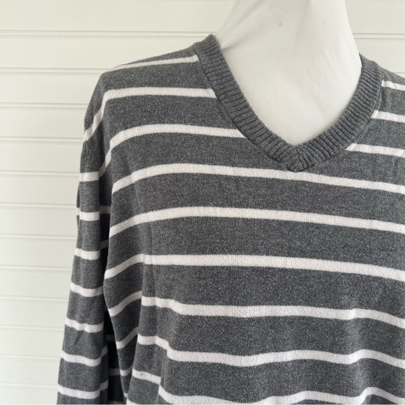 Aeropostale Gray & White Stripe Long Sleeve V-Neck Knit Sweater size L - Picture 4 of 9